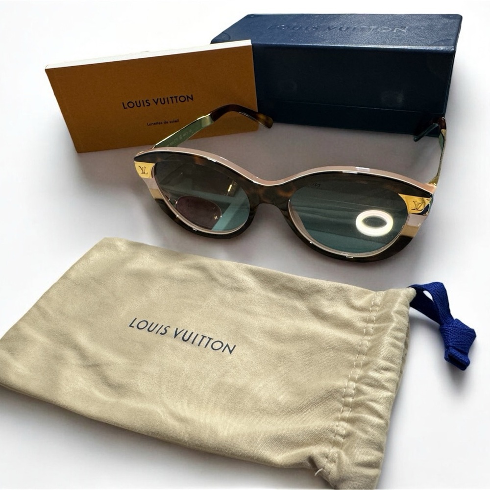 Louis Vuitton Authentic LV Petit Soupçon Cat Eye Sunglasses w/ case